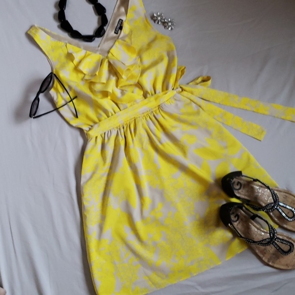 Express Dresses & Skirts - Express flowy flower print dress with belt